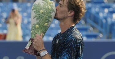 Siegerkuss: Olympiasieger Alexander Zverev feiert seinen Erfolg in Cincinnati. Foto: Darron Cummings/AP/dpa
