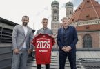 Bayern-Vorstandschef Oliver Kahn (r), und Sportvorstand Hasan Salihamidzic (l) präsentieren die Vertragsverlängerung mit Joshua Kimmich. Foto: ---/Bayern München/dpa