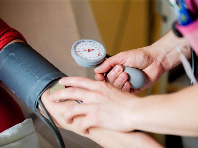Fast jeder zweite Mensch mit Bluthochdruck weltweit weiß nach neuen Studienergebnissen nichts von seiner lebensgefährlichen Krankheit. Foto: Christoph Soeder/dpa/Archivbild