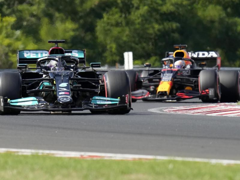 Lewis Hamilton (l) und Max Verstappen sind in der Formel 1 Dauerrivalen. Foto: Darko Bandic/AP/dpa