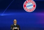 Branislav Ivanovic, serbischer Fußballprofi, zeigt ein Los mit der Aufschrift «FC Bayern». Foto: Emrah Gurel/AP/dpa