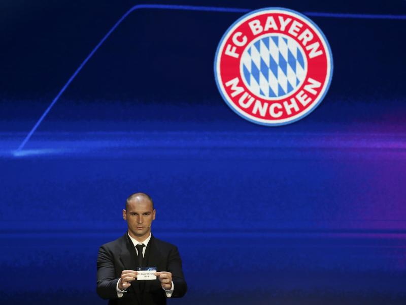 Branislav Ivanovic, serbischer Fußballprofi, zeigt ein Los mit der Aufschrift «FC Bayern». Foto: Emrah Gurel/AP/dpa