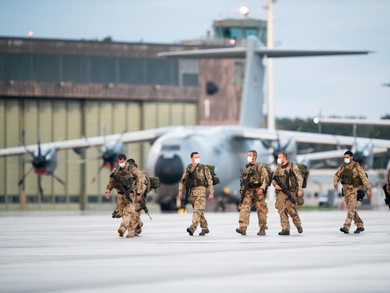 Soldaten steigen aus den Transportflugzeugen der Bundeswehr auf dem niedersächsischen Stützpunkt Wunstorf. Foto: Daniel Reinhardt/dpa