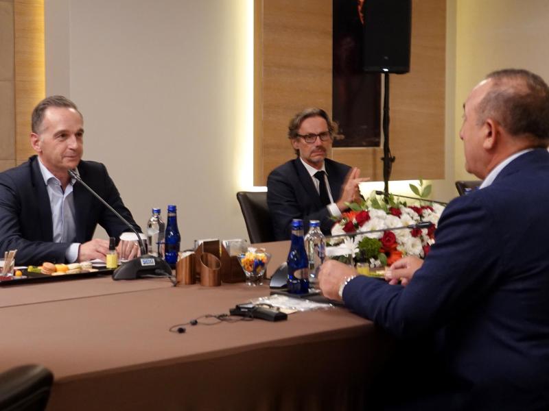 Bundesaußenminister Heiko Maas (l) im Gespräch mit seinem türkischen Amtskollegen Mevlüt Cavusoglu in Antalya. Foto: Michael Fischer/dpa
