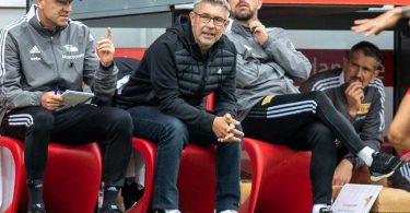 Unions Co-Trainer Markus Hoffmann (l-r), Trainer Urs Fischer und Co-Trainer Sebastian Bönig sitzen auf Bank. Foto: Andreas Gora/dpa