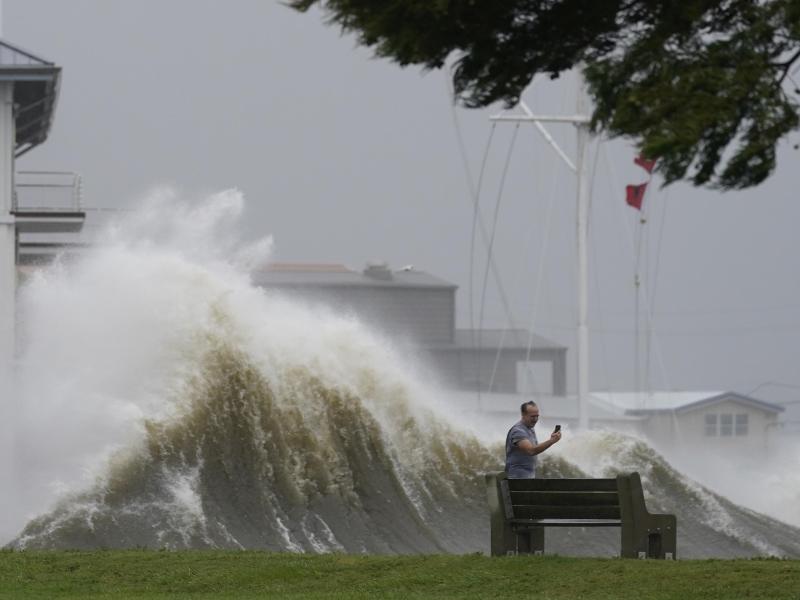 Schnappschuss vor Welle: Ein Mann macht in New Orleans ein Selfie von sich. Hurrikan «Ida» hat das Festland erreicht. Foto: Gerald Herbert/AP/dpa