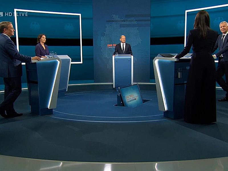 Triell im TV: Die Kanzlerkandidaten Armin Laschet (v.l.), Annalena Baerbock und Olaf Scholz werden von den Moderatoren Pinar Atalay und Peter Kloeppel befragt. Foto: --/RTL/dpa