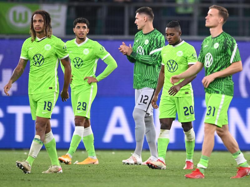 Die Wolfsburger verzichteten trotz ihres Sieges auf einen großen Jubel. Foto: Swen Pförtner/dpa