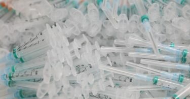 Spritzen mit dem Corona-Impfstoff von Biontech/Pfizer in einem Krankenhaus in Madrid. Die EU hat in Sachen&nbsp;Impfungen eine erfolgreiche Aufholjagd hingelegt. Foto: Isabel Infantes/EUROPA PRESS/dpa