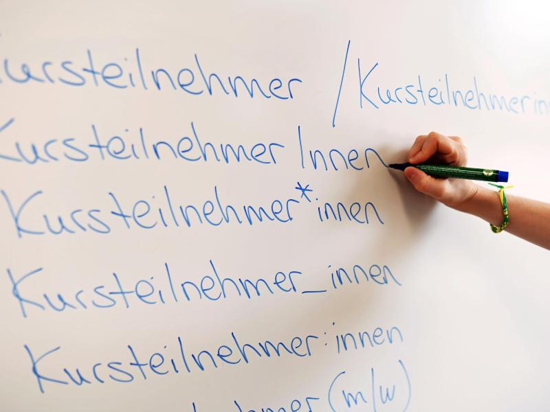 Das sächsische Kultusministerium will keine Gender-Sonderzeichen an Schulen. Foto: Uli Deck/dpa