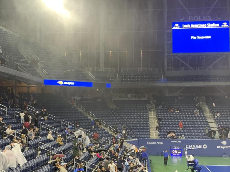 In das Louis-Armstrong-Stadion in New York regnet es trotz Überdachung hinein. Foto: Benno Schwinghammer/dpa