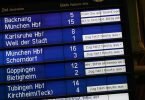 Auf einer Anzeigetafel in Stuttgart sammeln sich die Zugausfälle. Foto: Bernd Weißbrod/dpa