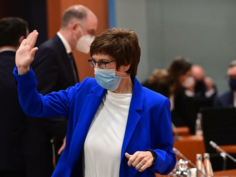 Annegret Kramp-Karrenbauer (CDU), Bundesverteidigungsministerin, hier bei der wöchentlichen Kabinettssitzung. Foto: Tobias Schwarz/AFP/POOL/dpa