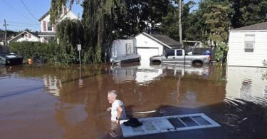 In Manville in&nbsp;New&nbsp;Jersey steht das Wasser am Tag nach dem&nbsp;Regen noch immer hüfthoch. Foto: Carlos Gonzalez/AP/dpa
