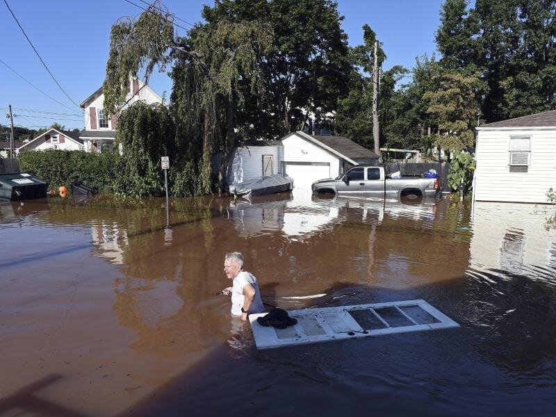 In Manville in&nbsp;New&nbsp;Jersey steht das Wasser am Tag nach dem&nbsp;Regen noch immer hüfthoch. Foto: Carlos Gonzalez/AP/dpa