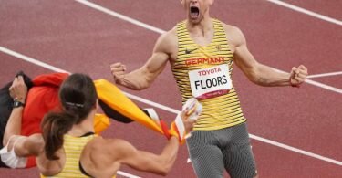 Silbermedaillen-Gewinnerin Irmgard Bensusan feiert Johannes Floors nach dessen Lauf zu Gold. Foto: Marcus Brandt/dpa