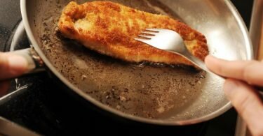 Paniert wird üblicherweise mithilfe von Ei - doch es gibt Alternativen. Foto: Angelika Warmuth/dpa/dpa-tmn