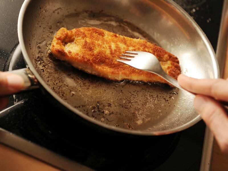 Paniert wird üblicherweise mithilfe von Ei - doch es gibt Alternativen. Foto: Angelika Warmuth/dpa/dpa-tmn