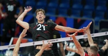 Die deutschen Volleyballer um Tobias Krick (M.) setzten sich gegen Kroatien durch. Foto: Roman Koksarov/dpa