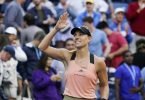Angelique Kerber winkt nach ihrem Sieg den Fans zu. Foto: Elise Amendola/AP/dpa