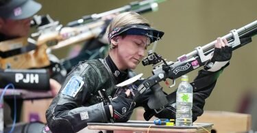 Trägt die deutsche Fahne bei der Paralympics-Schlussfeier in Tokio: Natascha Hiltrop. Foto: Xiong Qi/XinHua/dpa
