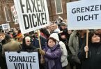 «Grenzen dicht», «Schnauze voll» und «Faxen dicke»: Menschen in Deutschland demonstrieren gegen die Aufnahme von Flüchtlingen. Foto: Bernd Settnik/dpa-Zentralbild/dpa