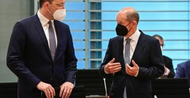 «So eine Wortwahl ist eine Steilvorlage für die, die mit Halb- und Unwahrheiten Vertrauen untergraben wollen, schrieb Jens Spahn über die Aussagen von SPD-Kanzlerkandidat Olaf Scholz. Foto: Tobias Schwarz/AFP/POOL/dpa