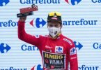 Der Slowene Primoz Roglic trägt das Rote Trikot des Gesamtführenden. Foto: Lalo R. Villar/AP/dpa