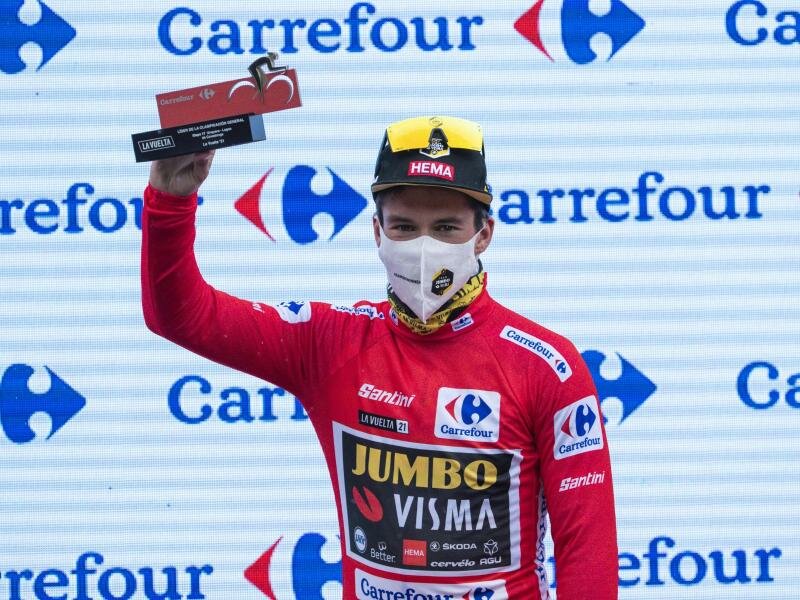 Der Slowene Primoz Roglic trägt das Rote Trikot des Gesamtführenden. Foto: Lalo R. Villar/AP/dpa