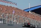 Die niederländischen Zuschauer auf der Tribüne reagieren begeistert auf die Pole Position ihres Landsmanns Max Verstappen in Zandvoort. Foto: Hasan Bratic/dpa