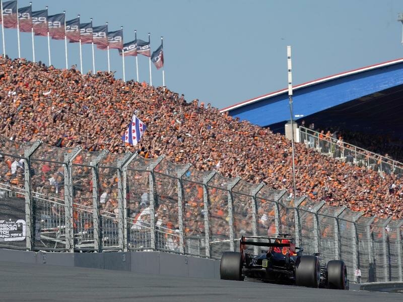 Die niederländischen Zuschauer auf der Tribüne reagieren begeistert auf die Pole Position ihres Landsmanns Max Verstappen in Zandvoort. Foto: Hasan Bratic/dpa
