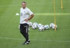 Bundestrainer Hansi Flick verfolgt das Training seiner Mannschaft. Foto: Tom Weller/dpa