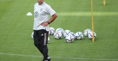 Bundestrainer Hansi Flick verfolgt das Training seiner Mannschaft. Foto: Tom Weller/dpa