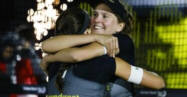 Sarah Schulz (r) und Chantal Laboureur freuen sich über ihren Sieg. Foto: Frank Molter/dpa