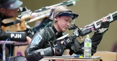 Sportschützin Natascha Hiltrop (vorne) wird bei der Abschlussfeier der Paralympics in Tokio die deutsche Fahnenträgerin sein. Foto: Xiong Qi/XinHua/dpa