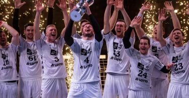 Die Kieler Spieler jubeln mit dem Pokal. Foto: Marius Becker/dpa