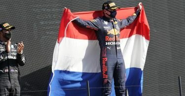 Ließ bei seinem Heimspiel in Zandvoort Weltmeister Lewis Hamilton (l) hinter sich: Max Verstappen. Foto: Hasan Bratic/dpa