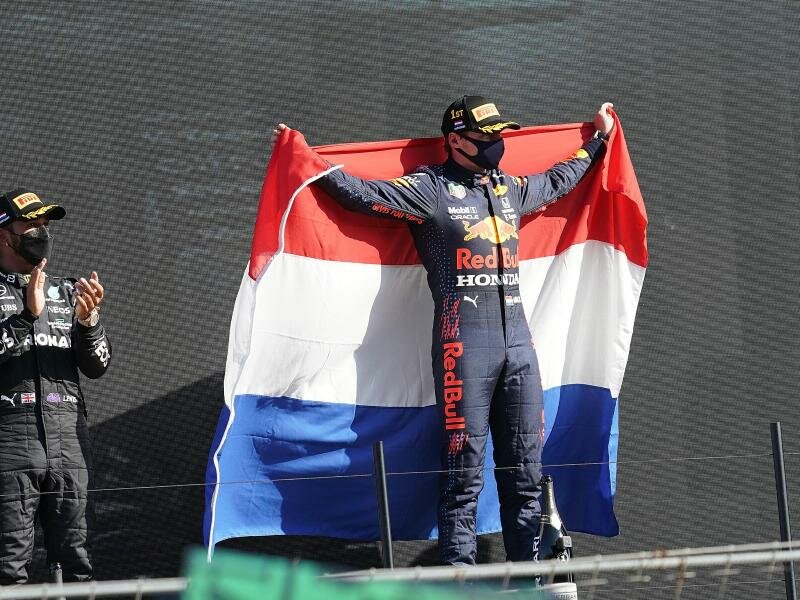 Ließ bei seinem Heimspiel in Zandvoort Weltmeister Lewis Hamilton (l) hinter sich: Max Verstappen. Foto: Hasan Bratic/dpa