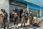 Taliban-Kämpfer stehen nach dem Abzug der USA in Kabul im Inneren des internationalen Flughafens Wache. Foto: Kathy Gannon/AP/dpa