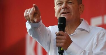 Kanzlerkandidat Olaf Scholz und die SPD liegen nun bei 25 Prozent. Foto: Swen Pförtner/dpa