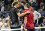 Alexander Zverev (l) tröstet Jack Sock nach dessen verletzungsbedingter Aufgabe. Foto: Frank Franklin II/AP/dpa
