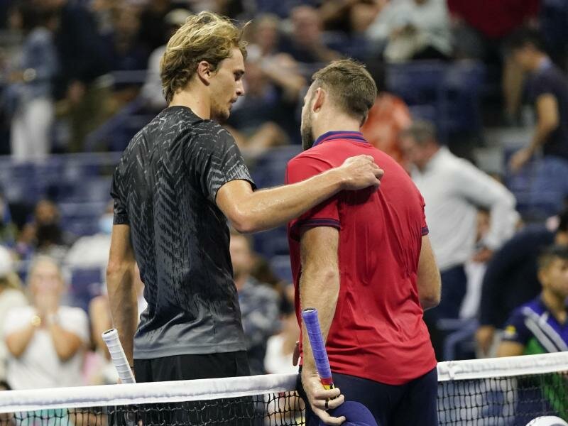 Alexander Zverev (l) tröstet Jack Sock nach dessen verletzungsbedingter Aufgabe. Foto: Frank Franklin II/AP/dpa