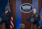 Lloyd Austin (l), Verteidigungsminister der USA, und General Mark Milley, Vorsitzender der Joint Chiefs, sprechen bei einer Pressekonferenz zur Lage in Afghanistan. Foto: Ssgt. Julian Kemper/Dod/Planet Pix via ZUMA Press Wire/dpa
