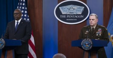 Lloyd Austin (l), Verteidigungsminister der USA, und General Mark Milley, Vorsitzender der Joint Chiefs, sprechen bei einer Pressekonferenz zur Lage in Afghanistan. Foto: Ssgt. Julian Kemper/Dod/Planet Pix via ZUMA Press Wire/dpa