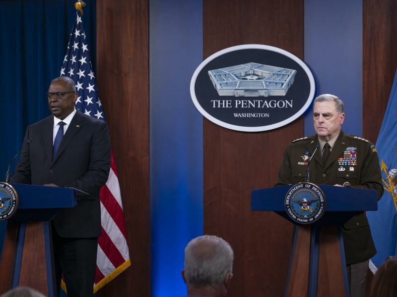 Lloyd Austin (l), Verteidigungsminister der USA, und General Mark Milley, Vorsitzender der Joint Chiefs, sprechen bei einer Pressekonferenz zur Lage in Afghanistan. Foto: Ssgt. Julian Kemper/Dod/Planet Pix via ZUMA Press Wire/dpa