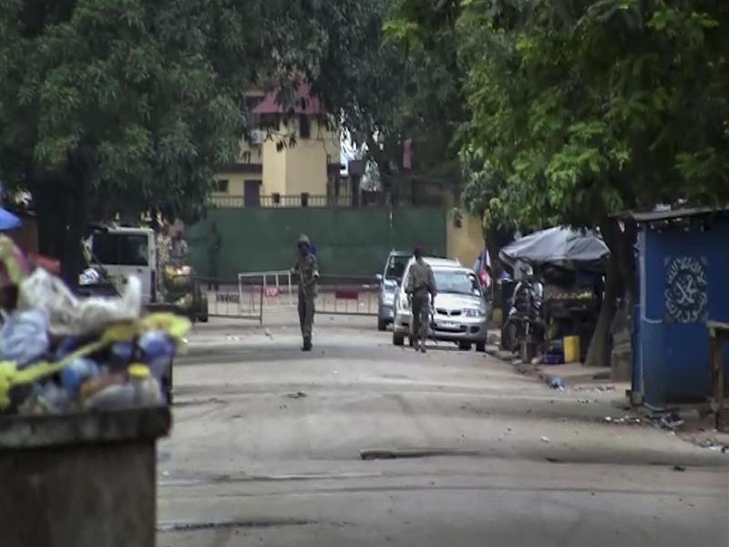 Das Videostandbild zeigt nicht identifizierte Soldaten in der Nähe des Präsidentenpalastes in Guinea. Nach einem mutmaßlichen Putschversuch ist die Lage weiterhin unklar. Foto: Uncredited/AP/dpa