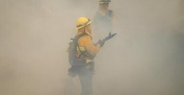 Feuerwehrleute bei den Löschversuchen eines Feuers im US-Bundesstaat Kalifornien. Foto: Jae C. Hong/AP/dpa
