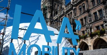 Das Logo der Internationalen Automobil-Ausstellung (IAA Mobility) auf dem Münchner Marienplatz. Foto: Sven Hoppe/dpa