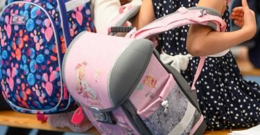 Eine Schülerin setzt bei ihrer Einschulung in Dresden ihren Schulranzen ab. Der Vermittlungsausschuss von Bundestag und Bundesrat berät an diesem Montag&nbsp;über den geplanten Rechtsanspruch auf Ganztagsbetreuung in der Grundschule. Foto: Robert Michael/dpa-Zentralbild/dpa