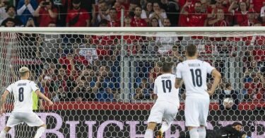 Der Italiener Jorginho (l) vergab einen Elfmeter. Foto: Jean-Christophe Bott/KEYSTONE/dpa